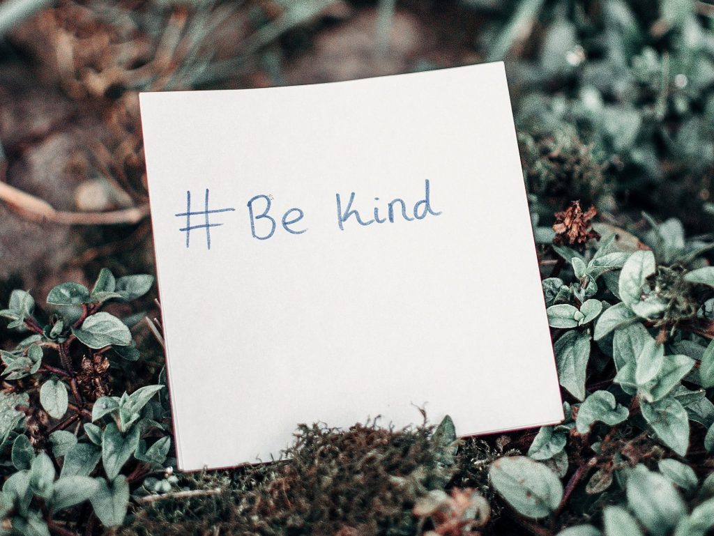Post-it lapp på skogbunnen med #Be Kind.